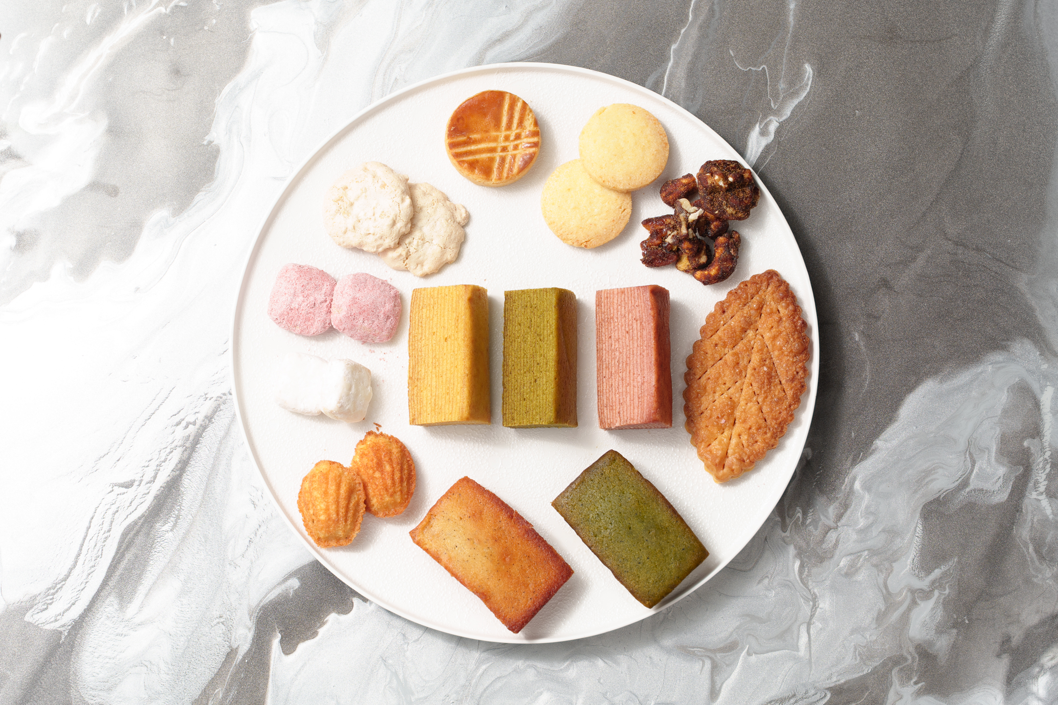 焼き菓子11個、円筒2種　計13種のお得な詰め合わせ